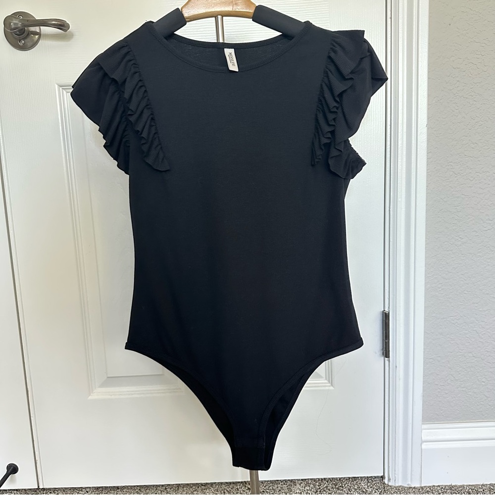 Black ribbed bodysuit with ruffled cap sleeves medium - Picture 1 of 6